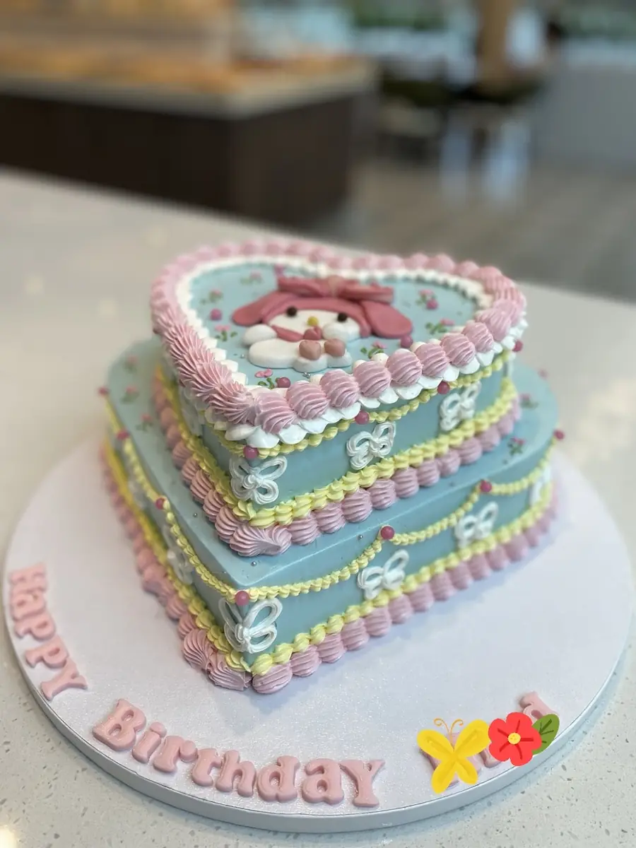 Heart-shaped pink birthday cake by Deli Bonbons